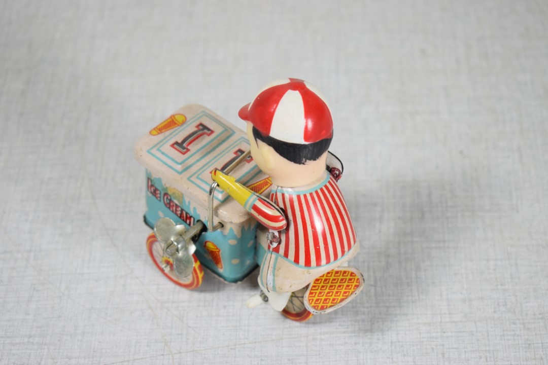 Tinnen speelgoed: Bakfiets met chauffeur