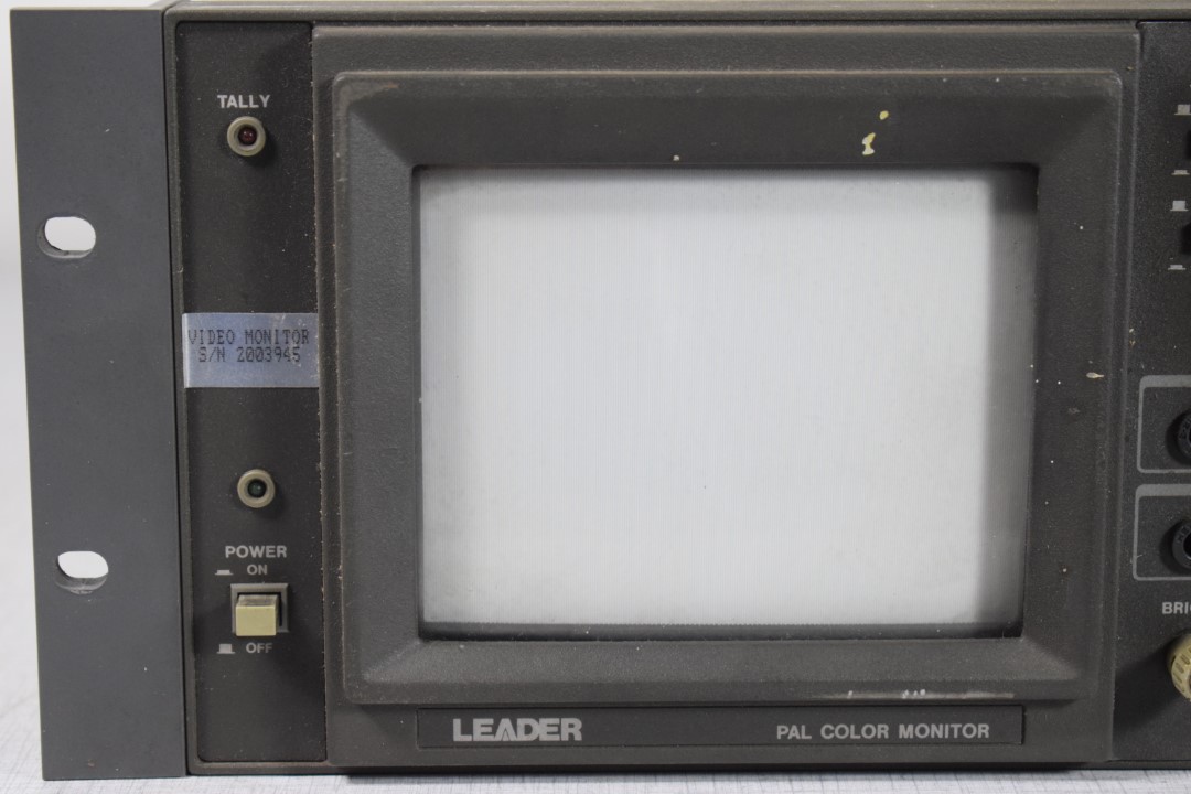 Voor analoge Video: Leader 5130P PAL-Monitor / Advent AAM-2001 Audioversterker