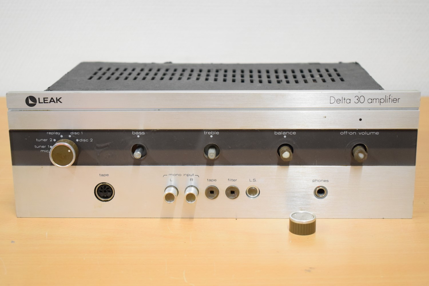 LEAK Delta 30 Stereo versterker