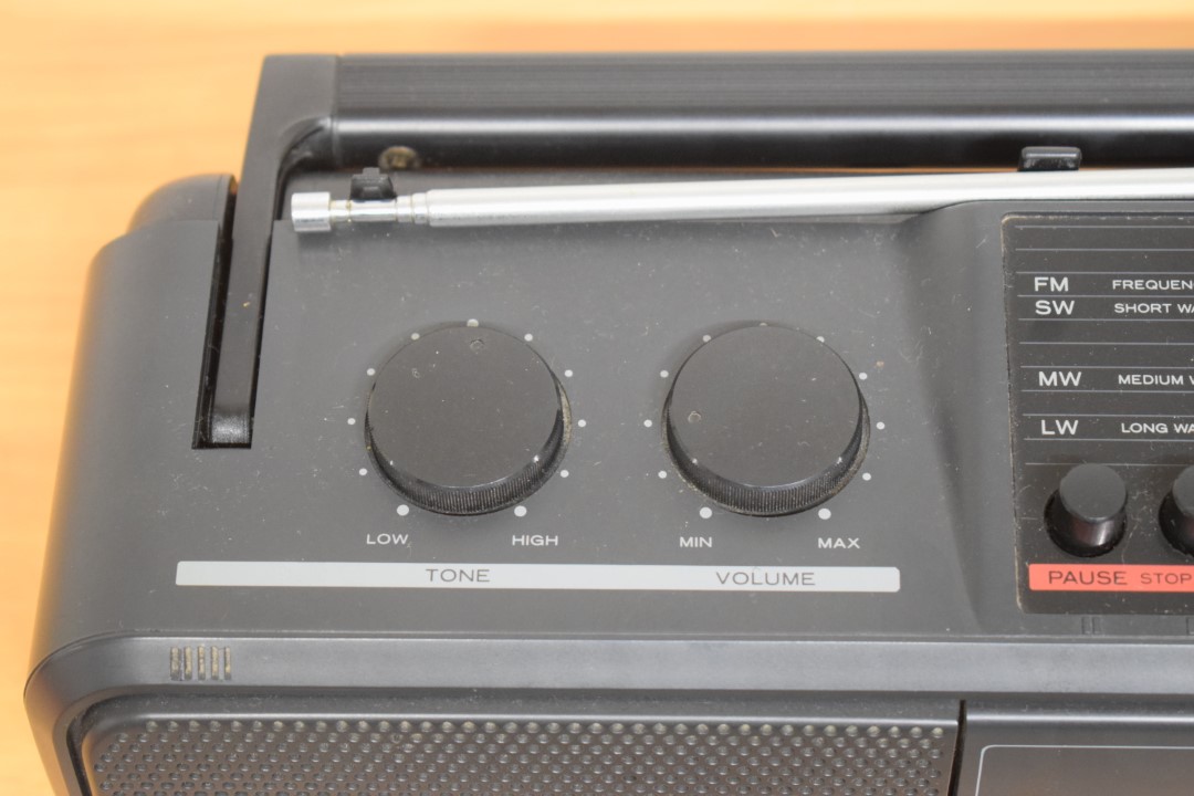 Hitachi Pure Sound Recording 640 Radio/Cassettedeck Combinatie