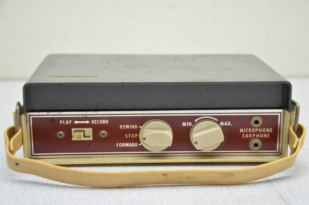 International 4TR-4411 Portable bandrecorder