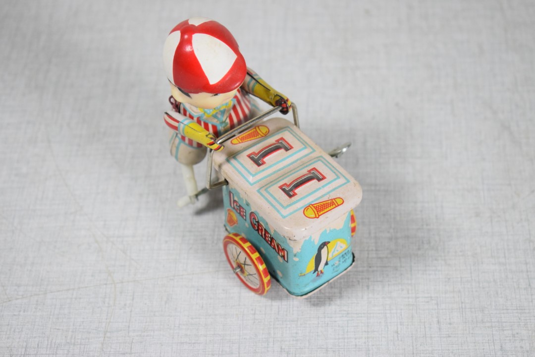 Tinnen speelgoed: Bakfiets met chauffeur