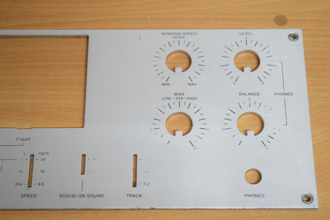 Philips N4520 Bandrecorder – onderste gedeelte frontplaat 