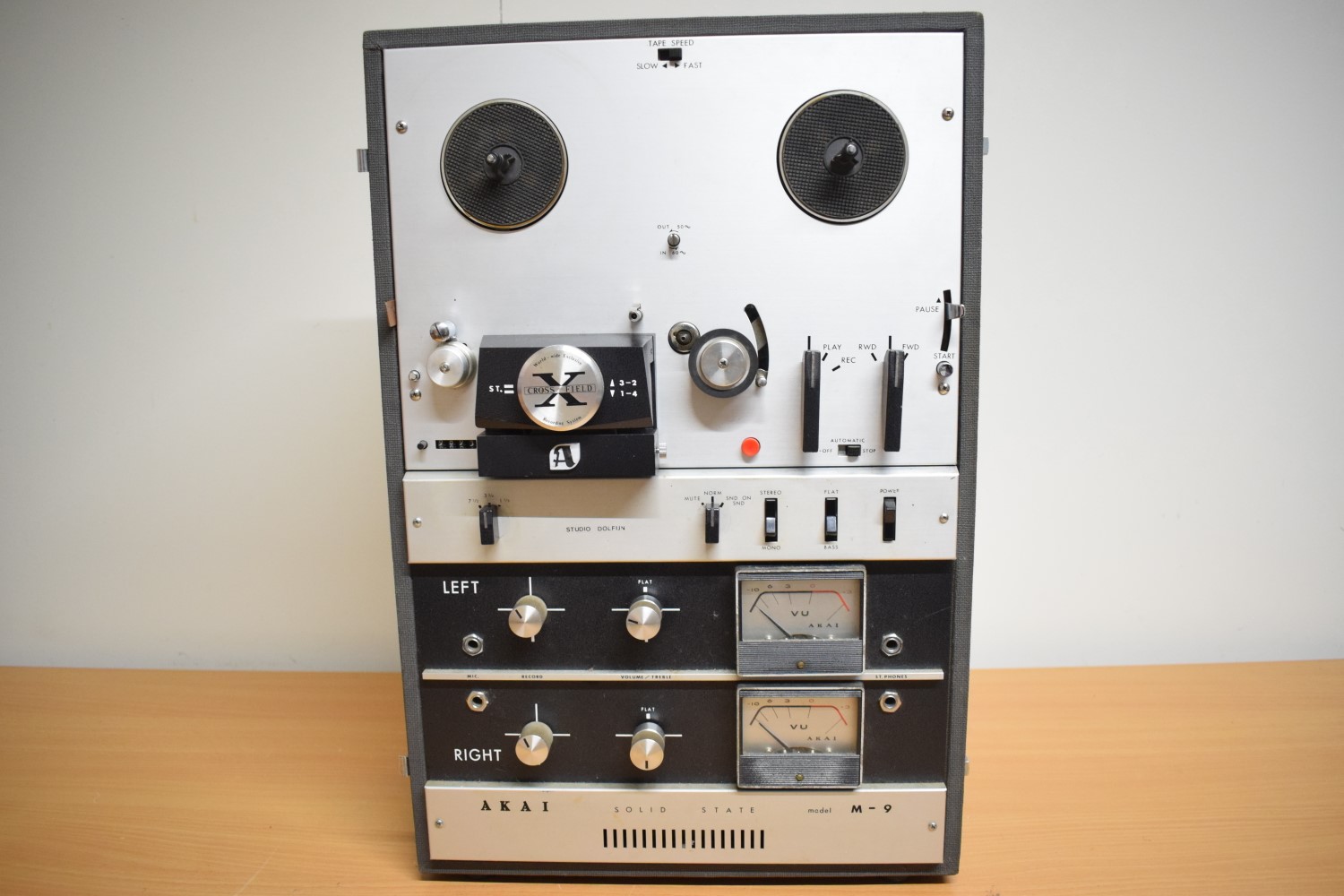 Akai M-9 Eerste transistor bandrecorder