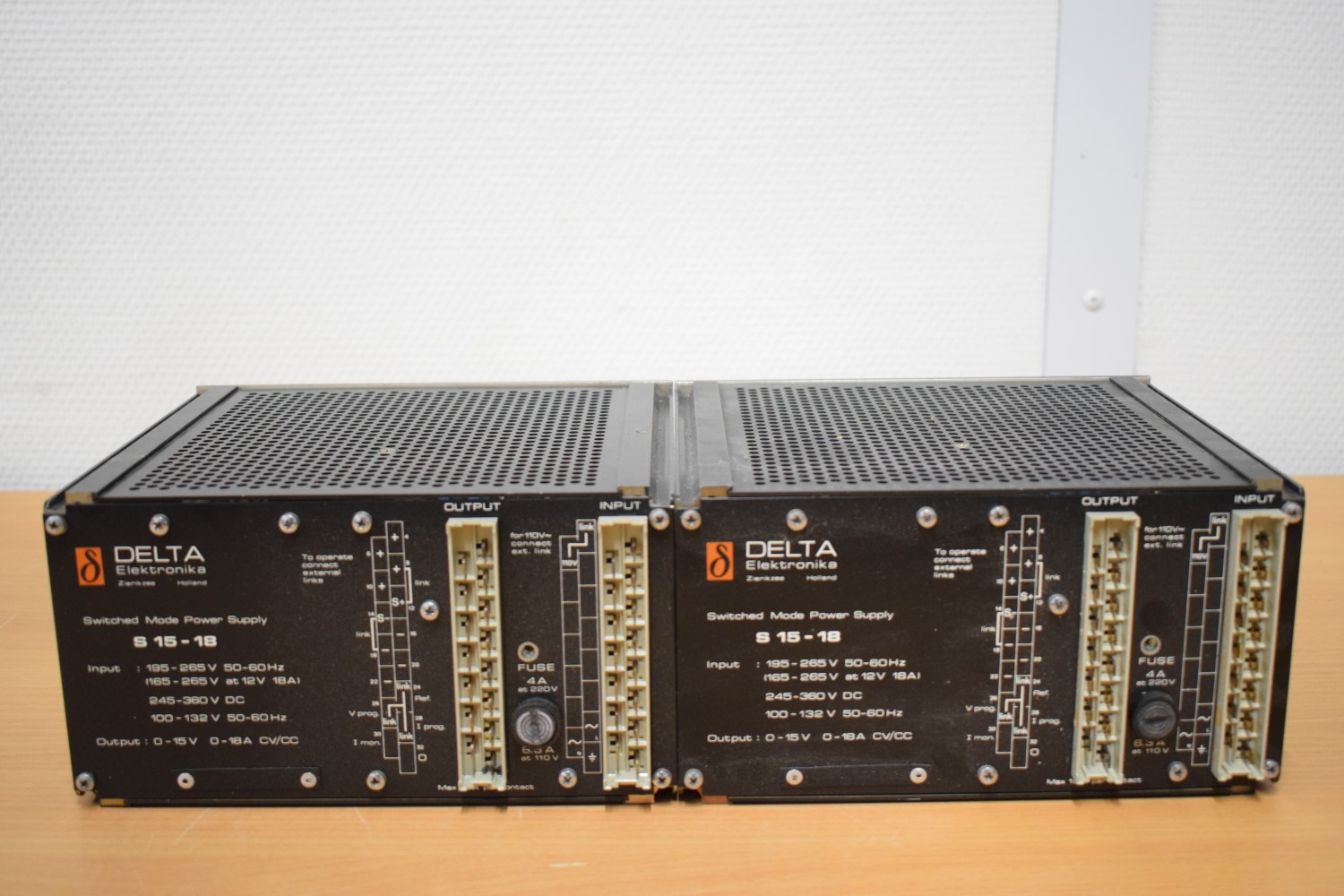 2x Delta Elektronika S15-18 12 Volts voeding – in 19inch Rack Panel