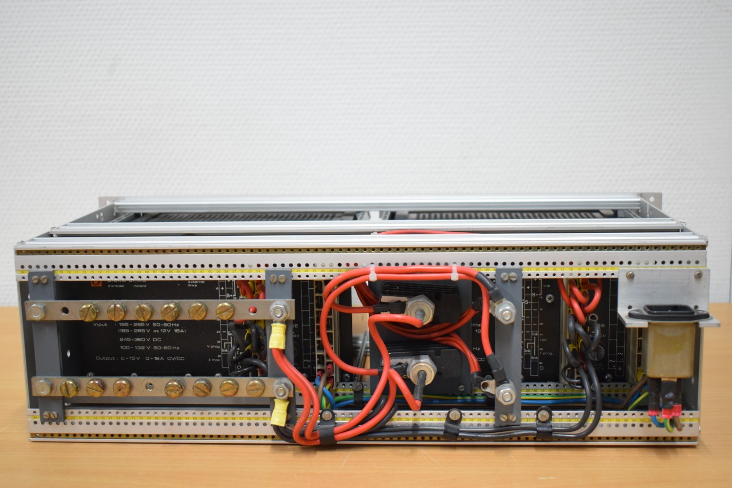 2x Delta Elektronika S15-18 12 Volts voeding – in 19inch Rack Panel